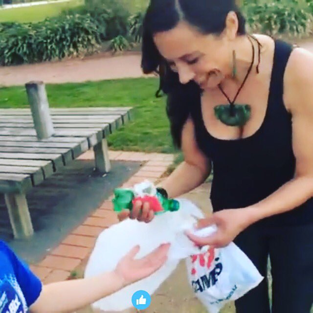 KiriDanielle's tweet photo. #Children #CleanEarthDay #1person1piece #1Oct16! A lil boy called Noah has challenged @TheRock to 1piece of litter💪 https://t.co/mKOOTIw8Lv