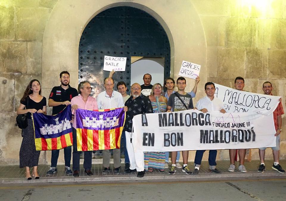 canjaumebarcelo's tweet photo. Els #Gonelles de la «Fundació Jaume III» fent espectacle ahir al ple de #Manacor  #DiverplensDeManacor #ignorància https://t.co/r4Cit0xUbL