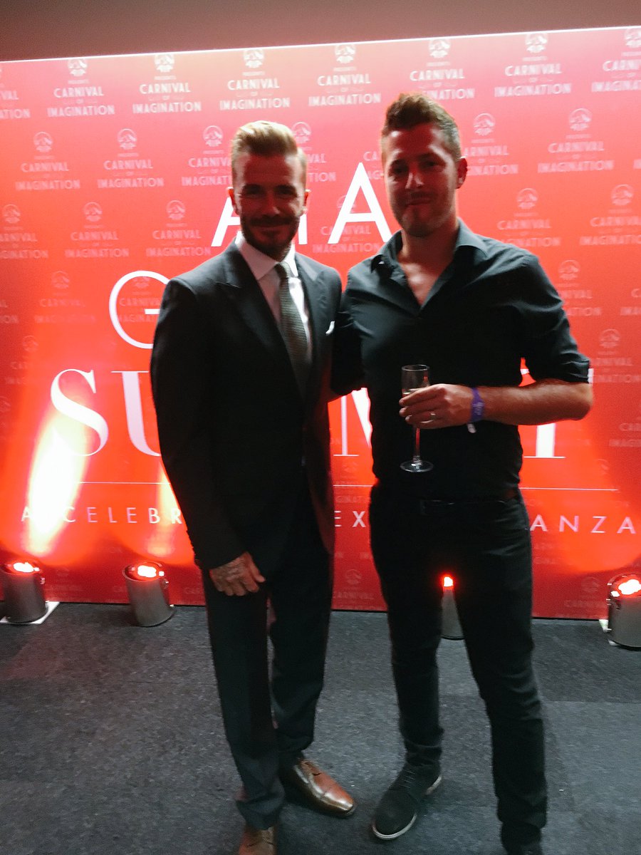 andersfuzz's tweet image. A normal Monday night and these #lads want a #selfie with you @Dynamomagician #DavidBeckham  #AIA #COI #Legends