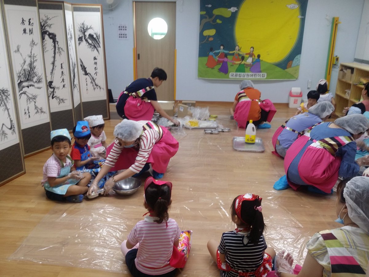 #성남시국공립상원어린이집 만0세~만5세 유아들이 추석을 맞이하여 송편빚기 활동을 했습니다.부모님께서 오셔서 수업진행도 해주시며 즐겁게 송편을 빚었습니다.