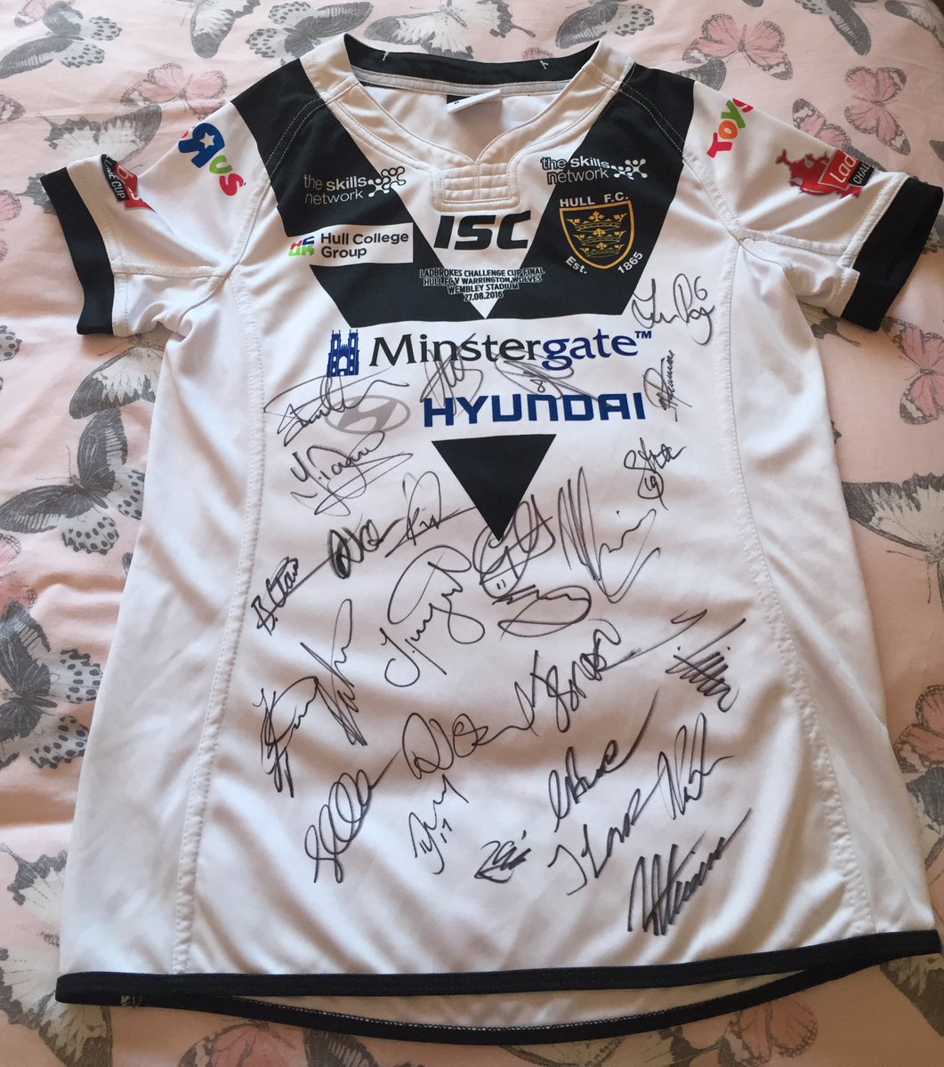 ChloeBarr93's tweet photo. Thank you @Fex_P and @lisa_b1973 for getting my shirt signed, just need to get it framed now looks great! ⚫️⚪️⚫️⚪️ https://t.co/vkVEdThnxO