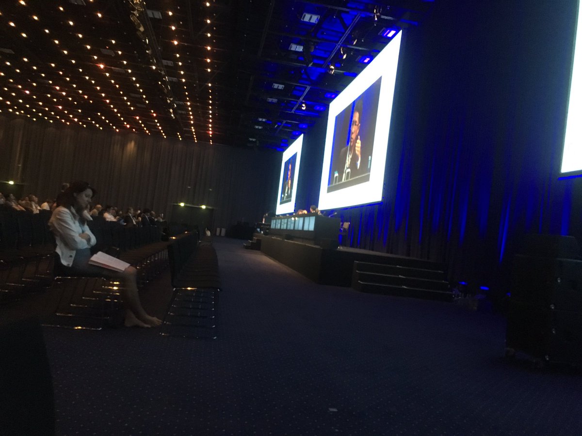 OphthoMag's tweet photo. Penny Asbell: if you repeat keratometry three times, and the numbers aren't stable- suspect OSD #cheaptest #ESCRS16 https://t.co/uaoS6s1skI