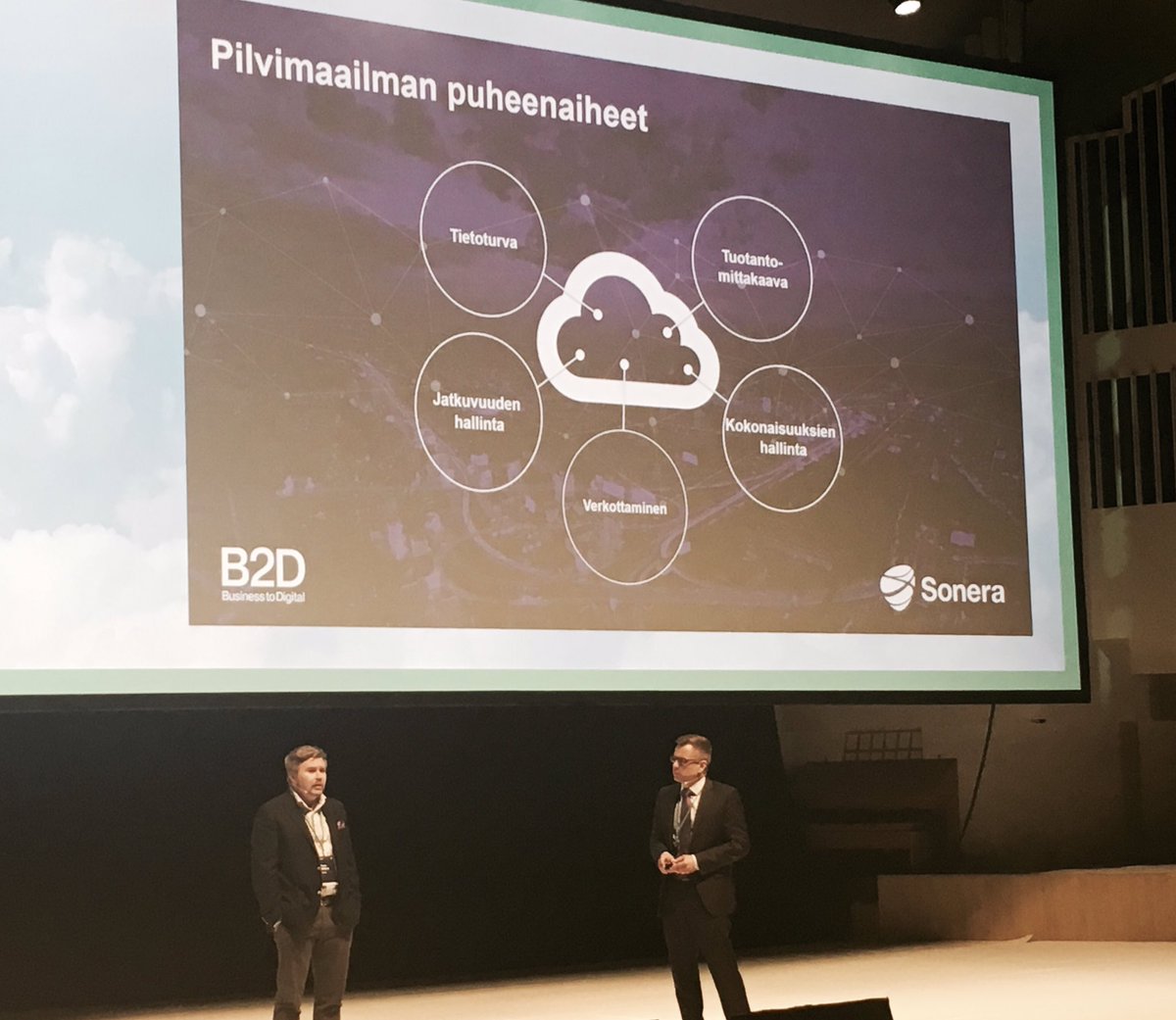 EssiPJ's tweet photo. 'Nyt on viimeinen hetki yritysten luoda pilvistrategia' @marko_lepola @teemuo #hybridIT #verkottaminen #expday https://t.co/wYlzju2hCl