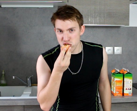 Jerome_JDMP's tweet photo. Moi quand j'ai faim ch'suis un fou! je mange des œuf cru! avec la coquille!
#JDMP7 #Tournage https://t.co/GZUmDP1vRJ
