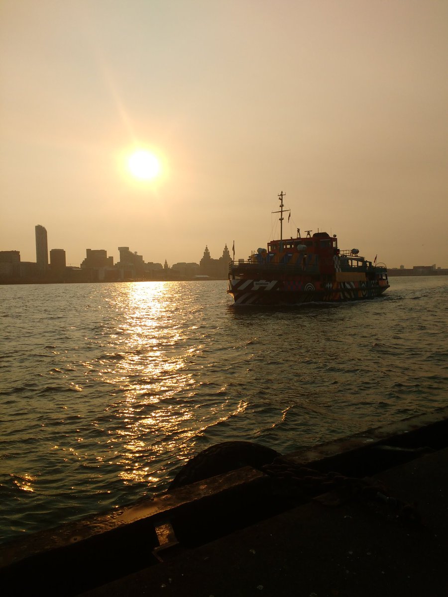 bubbles_kc's tweet photo. Beautiful morning commute to work this morning #beautiful #DazzleFerry #Liverpool #commute #whataview https://t.co/9aa6zw8nZ2
