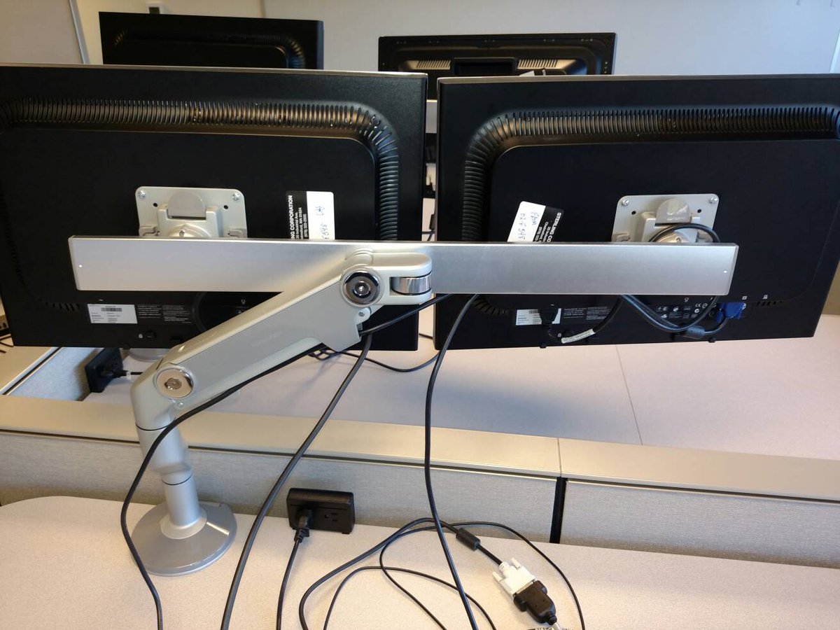 GUSUDeskCo's tweet photo. @humanscale dual monitor arm is a great addition to any setup. #workfitnow #ergo #workactive https://t.co/RK3VjgdOpL