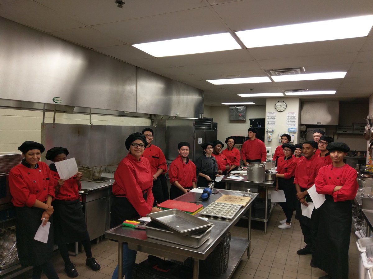 MrLaBoy1's tweet image. 3rd/4th pd identifying equipment. #culinarylab #makingmemories