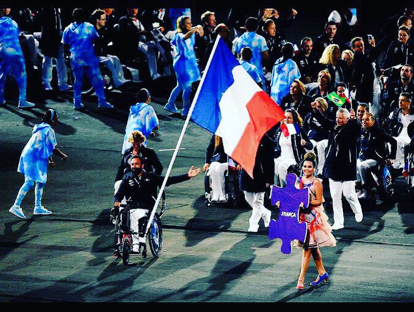 Il faut savoir dire adieu. Merci à tous les gens qui m'ont soutenu pendant ces 15 merveilleuses années😊 #ému #happy