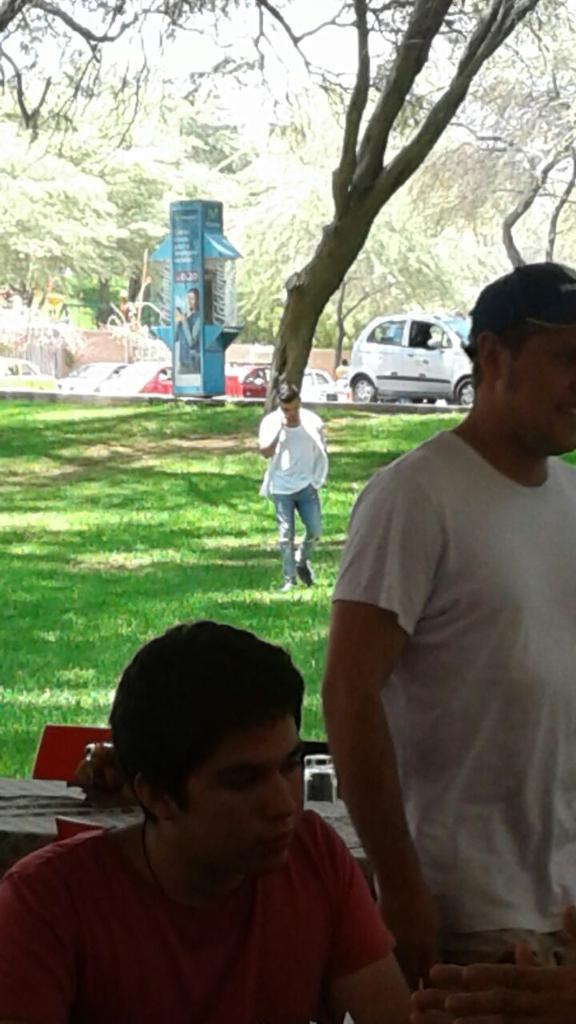 ManuelBenzaTass's tweet photo. #EzioOliva el de #adammo está en mi universidad y nadie le hace caso #Udep #pobechito #foreveralone https://t.co/sq8RR6K2xt