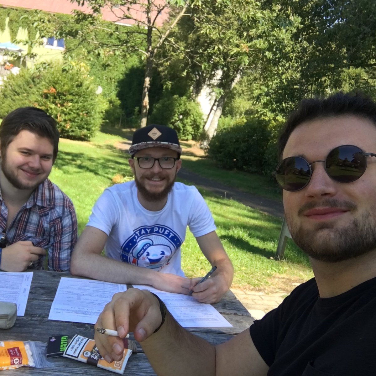 neeerdscomp's tweet photo. Letzte Woche war es endlich soweit! Die Neeerds GbR erblickte das Licht der Welt! #Gründer #Durchstarter https://t.co/5ocTBD0why