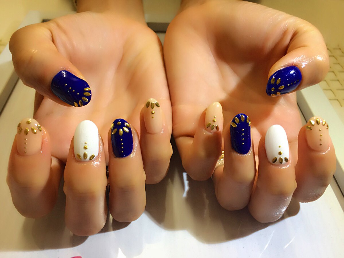 Venus 大船西口 S様ネイル 今日はシンプルに秋ネイル スタッズの置き方とか相談して いつも楽しい お土産もありがとう