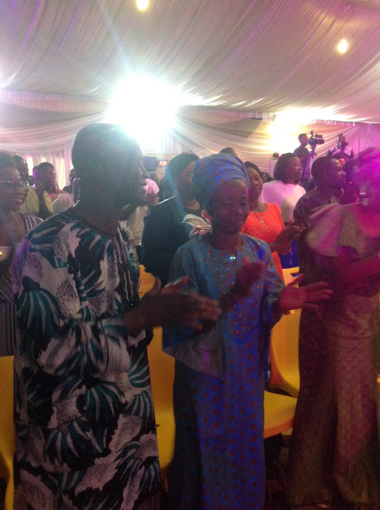 passion_praise's tweet photo. Pastor Funmi Oloyede: Appreciate my parents 👏🏿👏🏿 if not for them my life would have been truncated. #Overflow2016 https://t.co/tOheAu770N