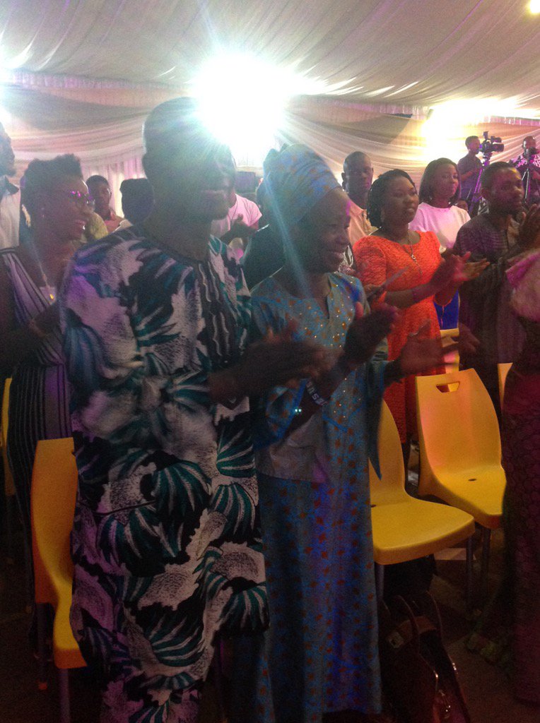 passion_praise's tweet photo. Pastor Funmi Oloyede: Appreciate my parents 👏🏿👏🏿 if not for them my life would have been truncated. #Overflow2016 https://t.co/tOheAu770N