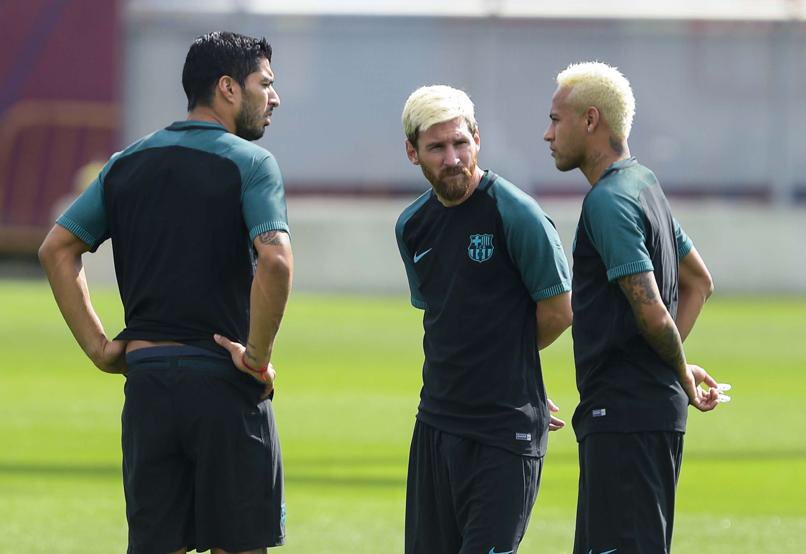 TheFootbaIlHub's tweet photo. Suarez: "But how do we get past Kolo Toure tonight?

Neymar: "Not a clue Luis!"

Messi: "We're done for" https://t.co/Dx8mg2VoFy