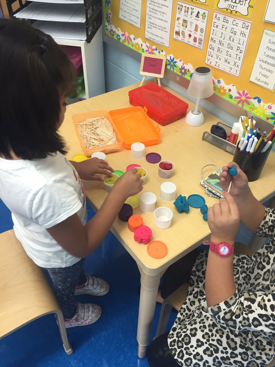 noradgreen's tweet photo. Maker space time in Mrs. Green's class!!@KarenWoodEDU @JToddings https://t.co/X1ugZ89Iyz