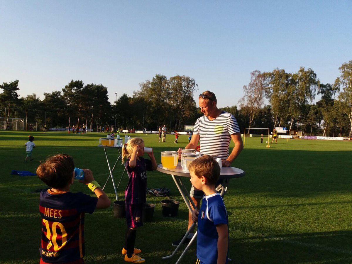 Redichem's tweet photo. Meer dan 70 pupillen nemen deel aan de jaarlijkse clinic door hoofdtrainer en selectiespelers #geweldig https://t.co/KCdGV0Grb4