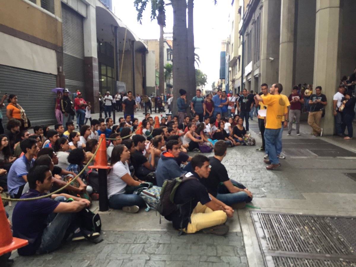 FCEUSB's tweet photo. Aquí estamos y seguiremos hasta que nos respondan por nuestros derechos! #ColapsoUSB https://t.co/pVjQ5Qdr4n