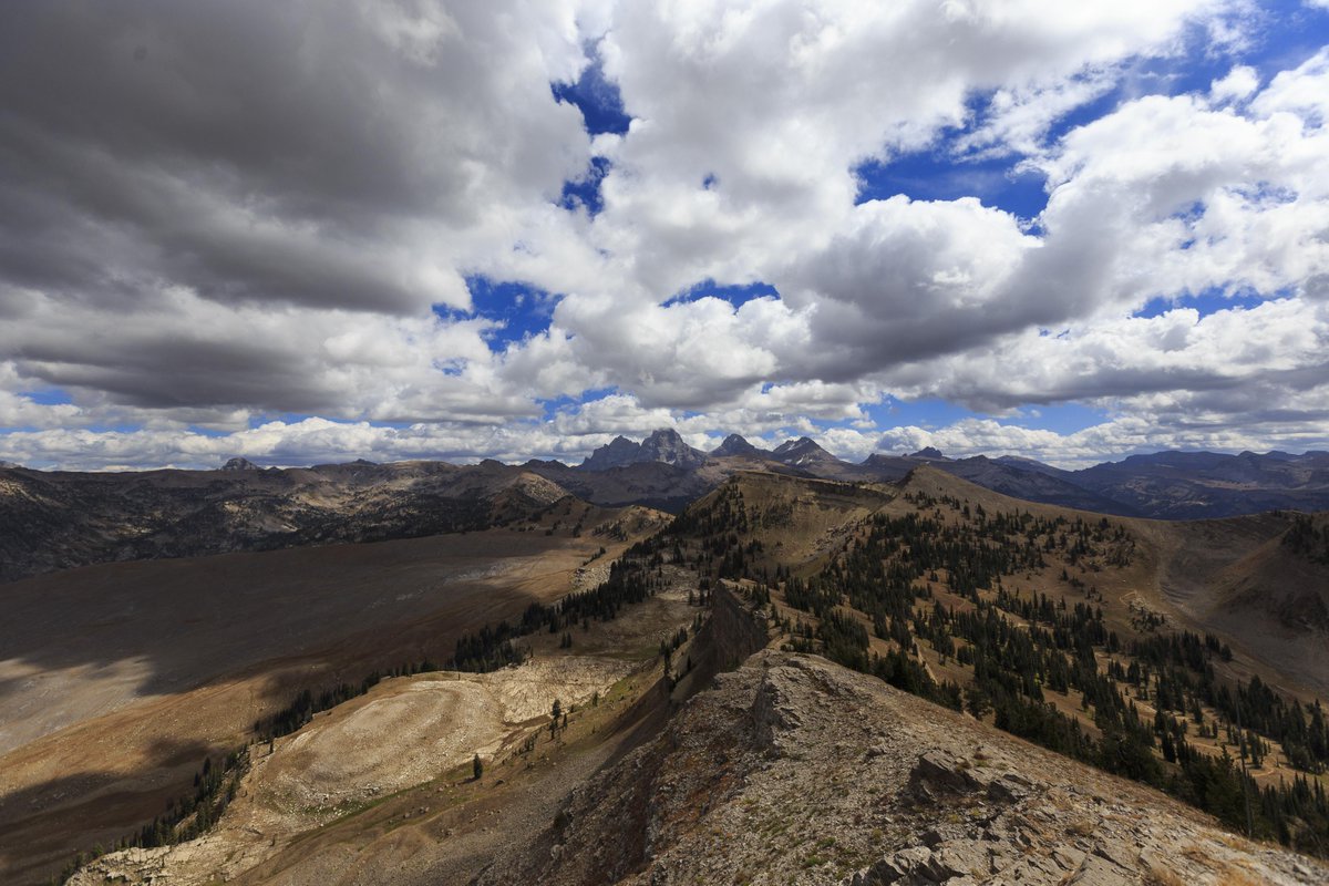 CoolNaturePhoto's tweet photo. The ride up the ski lift was terrifying, But the view was amazing. Grand Tetons under a cloudy sky in Wyoming. https://t.co/vnBrgxigEX