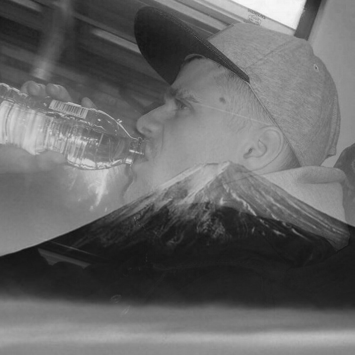 Jamie_peerpower's tweet photo. If a artist tells you a Pen&amp;Paper is all he needs hes lying water is the key to a perfect vocal  

🌊+🗣+🎙=  vocals 💯 https://t.co/h1xbRSu8Go