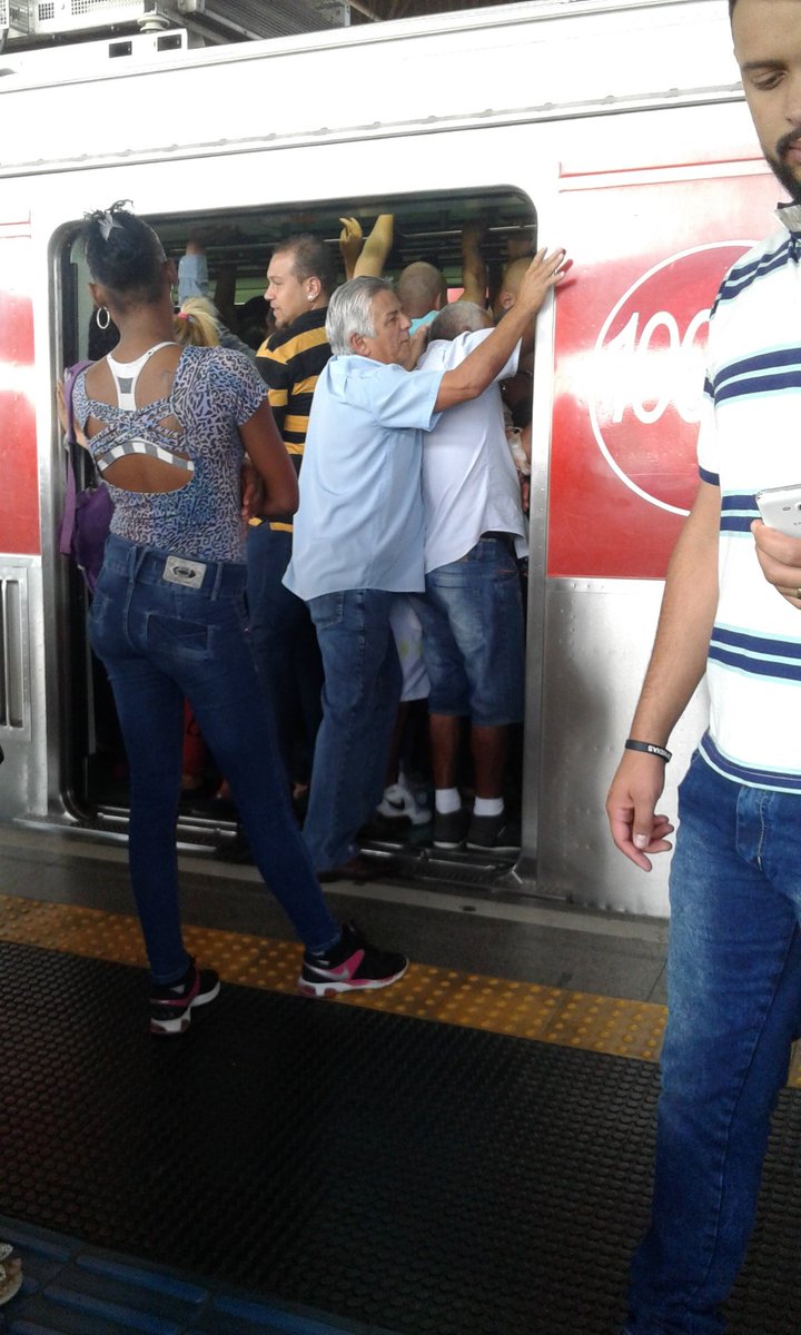 Trens com lotação extrema. (Foto: Milly)