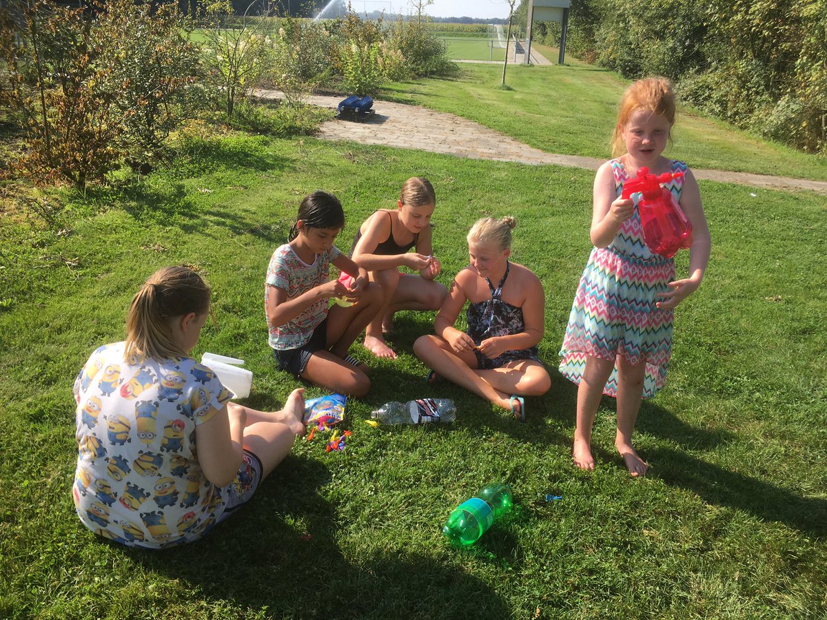 We genieten van het mooie weer #waterspelletjes