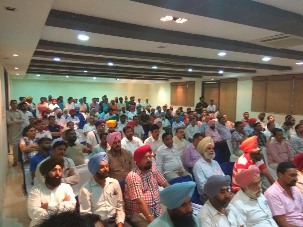 AapFGS2017's tweet photo. Industry, Trade,Transport wing held a Bolda Punjab Dialogue at Mandi Govindgarh good response by people's https://t.co/fkCUy8hBLd
