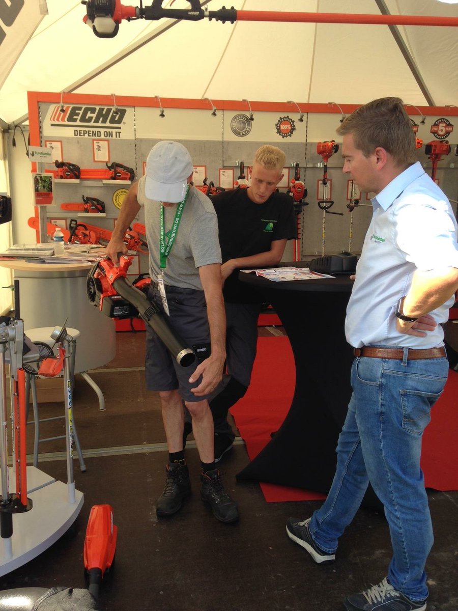 echodependonit's tweet image. Bezoekers testen de nieuwe DPB-600 bladblazer op 50V lithium-ion batterij op Demo Groen! #bladblazer #batterytools