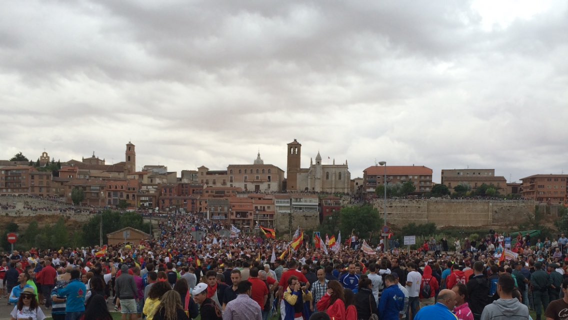 MuelasCarlos's tweet photo. @sanchezcastejon @marianorajoy aquí sí que tenemos un acuerdo en común, 50.000 personas a favor #sialtorodelavega https://t.co/9dxwIvJzTk