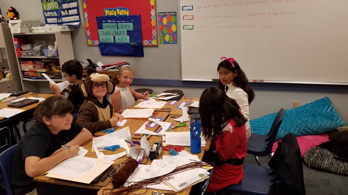 Droth8um's tweet photo. LOVE seeing #mcleanschool 5th grade honoring the 100th birthday of MY favorite childhood author, Roald Dahl!!! 😊📚 https://t.co/NFtMqC6a9Z
