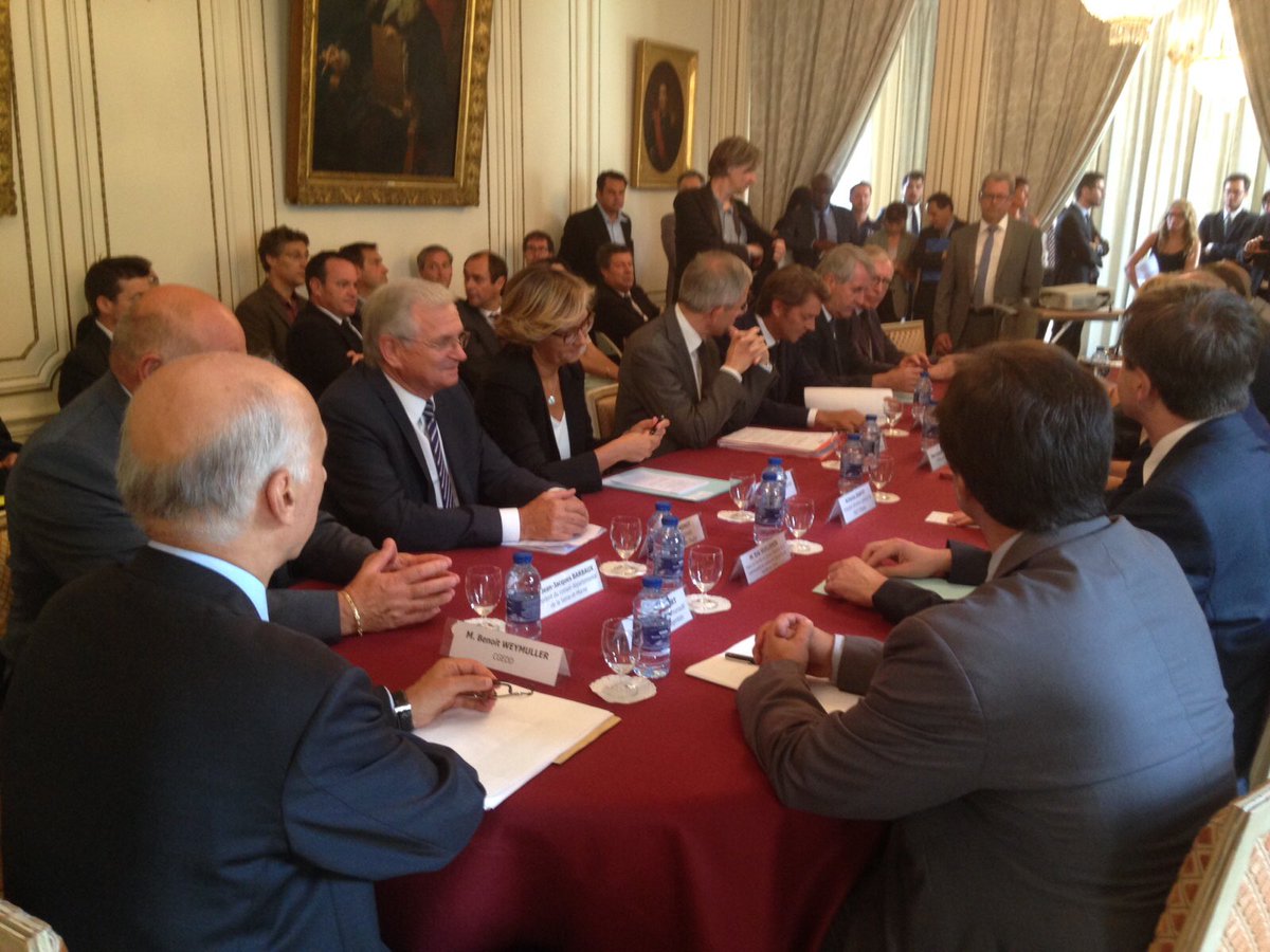 Isaxmn's tweet photo. Signature du protocole de financement pour l'électrification  Paris-Troyes @LIGNEP_SNCF en préfecture de l'Aube https://t.co/e4JbqWDnpD