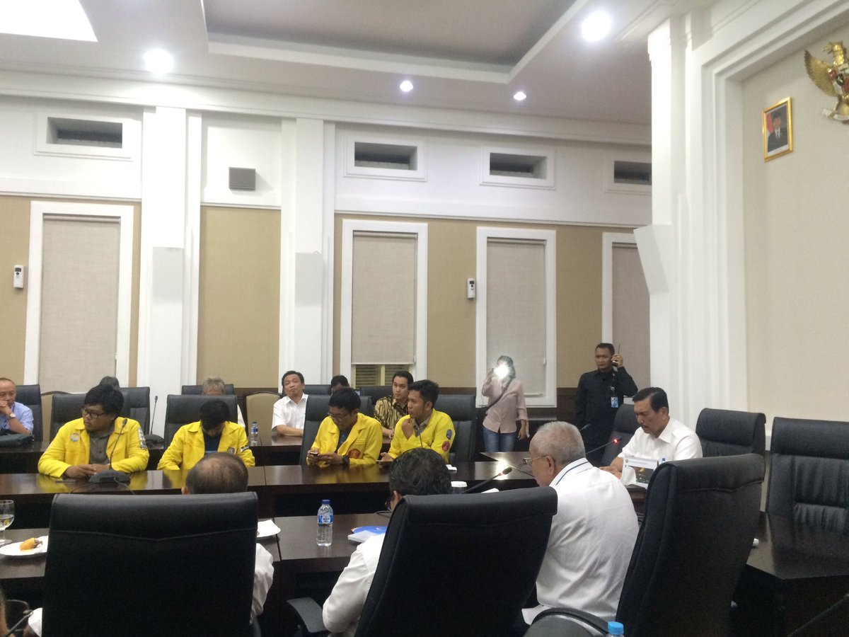 Saat ini beberapa perwakilan mahasiswa UI telah masuk ke ruang rapat bersama Menkomaritim #TolakReklamasi