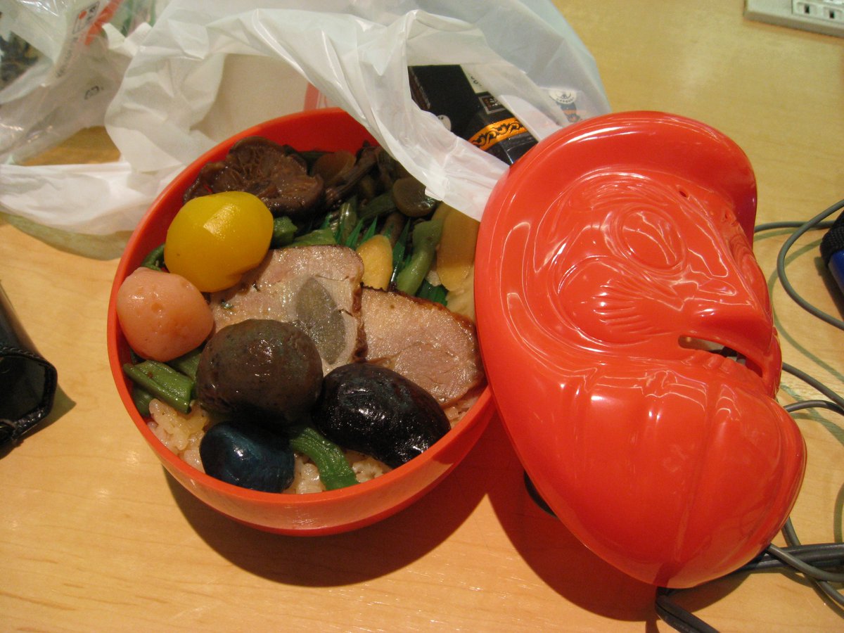 カイン 08年当時の写真見てみたら だるま弁当も食べていたみたいｗ 当時はまだダルマッカ 登場してなかったし その4年後に映画でダルマッカ弁当が登場するなんて思ってもみなかったな