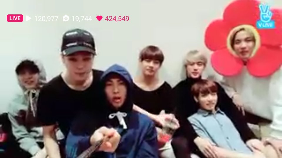 manatchaya8's tweet photo. #yoonmon 😍😍 suga rapmon😂😄 https://t.co/5IgvhLgPwG