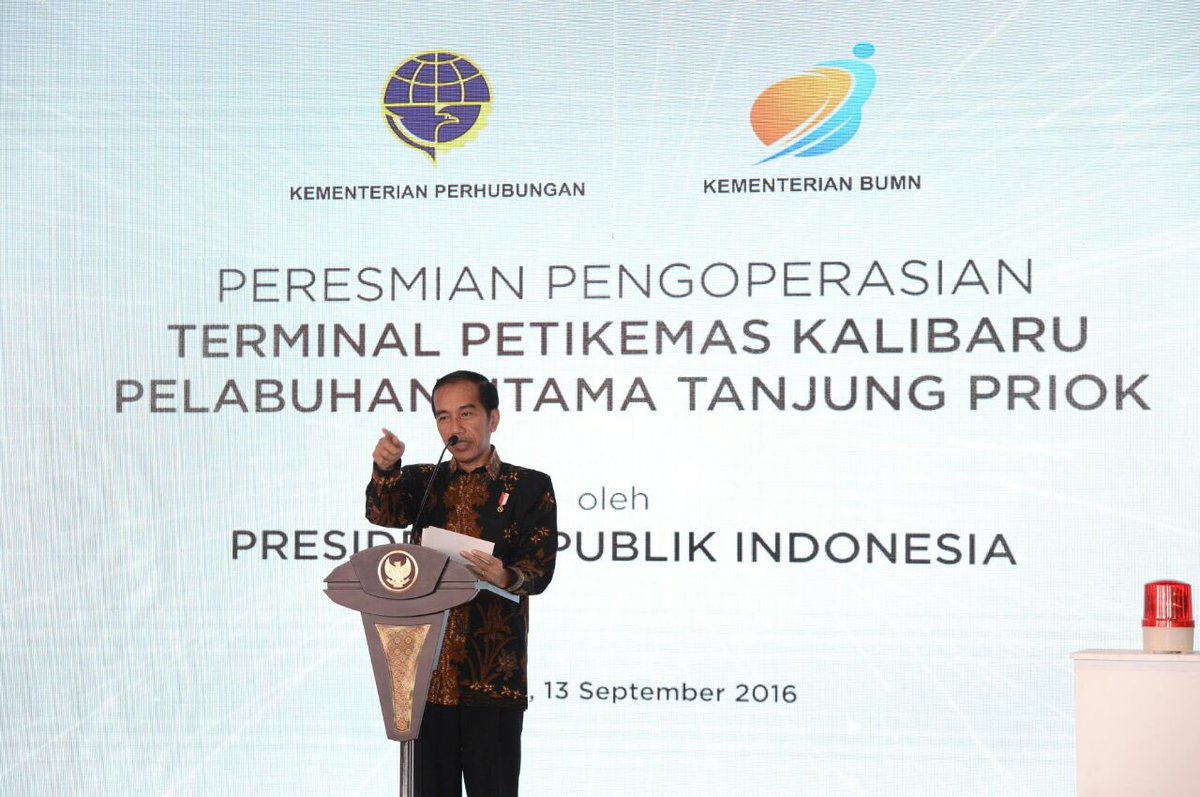 jokowi's tweet photo. Terminal Petikemas Kalibaru Tanjung Priok sudah beroperasi. Dwelling time 3,2 hari. Kami mau jadi 2 hari saja -Jkw https://t.co/nMlZrHswml