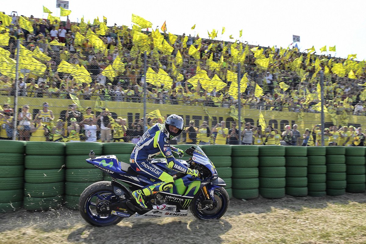 ValeYellow46's tweet photo. Grazie a tutti per il caldissimo tifo e la magica atmosfera 
📸 @GigiSoldano https://t.co/4d5bIPvBiQ
