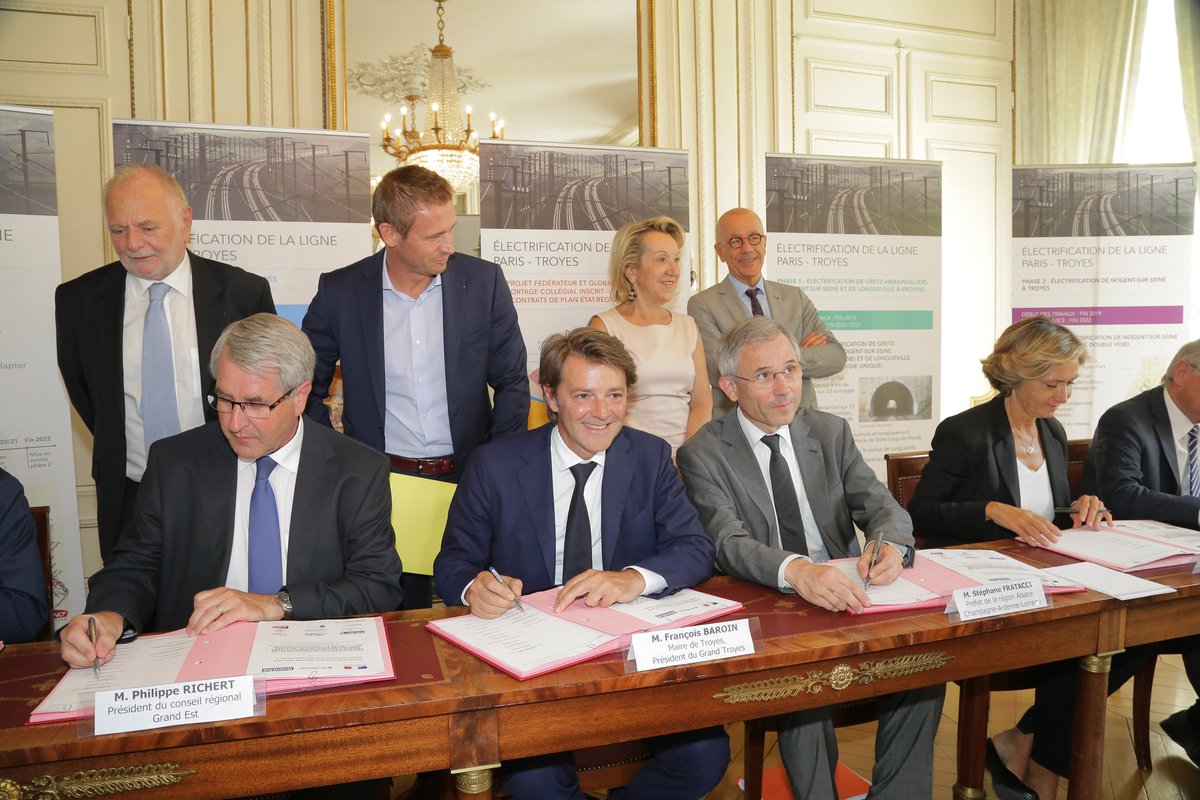 VilledeTroyes's tweet photo. Signature du protocole de financement de l'électrification de la ligne 4 https://t.co/q8poddku29