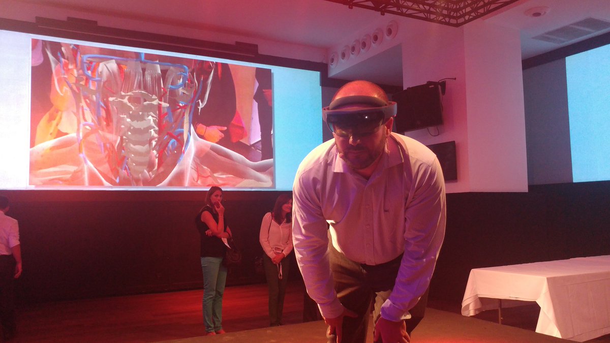 geeketteland's tweet photo. Quand c'est fini, il y en a encore... Démo #HoloLens avec @YoannYvon @SopraSteria_fr #ixr2016 https://t.co/1xnAQDH26D