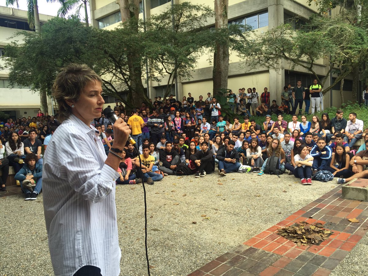 FCEUSB's tweet photo. La Vicerrectora Administrativa, Mariela Azzato, nos explica la situación con la @opsuoficial #ColapsoUSB #USBve. https://t.co/pSFgTyAQhw
