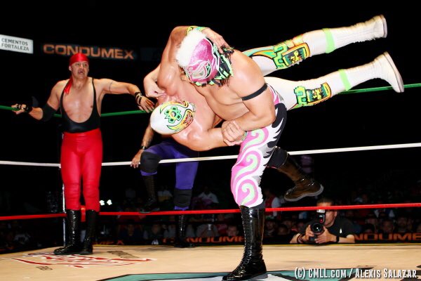 Sooobresss hoy hoy martes de arena México 19:30 Hrs el auténtico rey del yogurt
