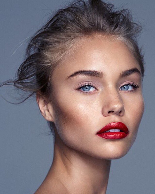 HandeHaluk's tweet photo. Kadınların asla vazgeçemediği “kırmızı iddialı dudaklar” #HandeHaluk #makeup https://t.co/lyF2d6G2KB