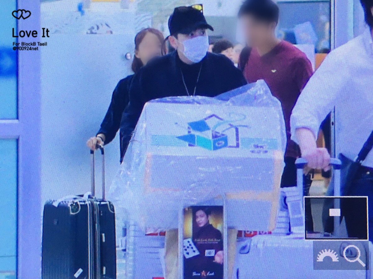 900924net's tweet photo. 160913 김포공항 입국 #블락비 #태일 #이태일 @BB_taeil 무슨 짐은 이렇게 많구 혼자 이걸 다 끙끙대면서 밀고 나온거야 ㅠ0ㅠ https://t.co/baFuoECBVS