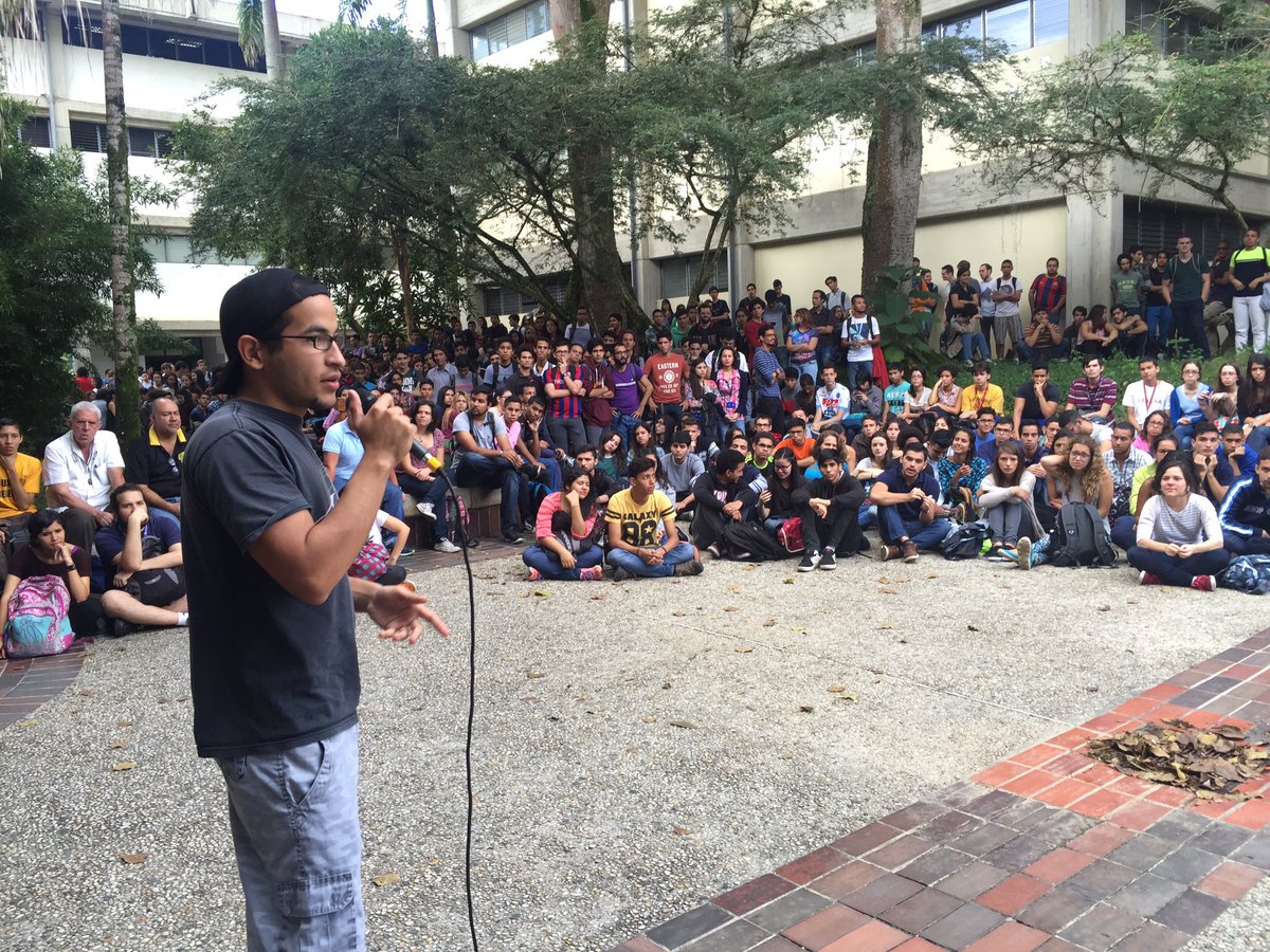 FCEUSB's tweet photo. Inician los derechos de palabra de los estudiantes en la AGE #ColapsoUSB #USBve https://t.co/cD27H7rTXw