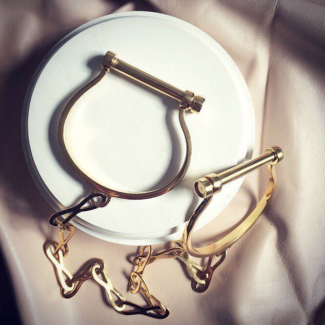HannahMLondon's tweet image. Shackled. HM. #ShackleBangles #GoldBangles #UseThemAsYouSeeFit #GoldIsSexy #GoldShackles ift.tt/2coASQo