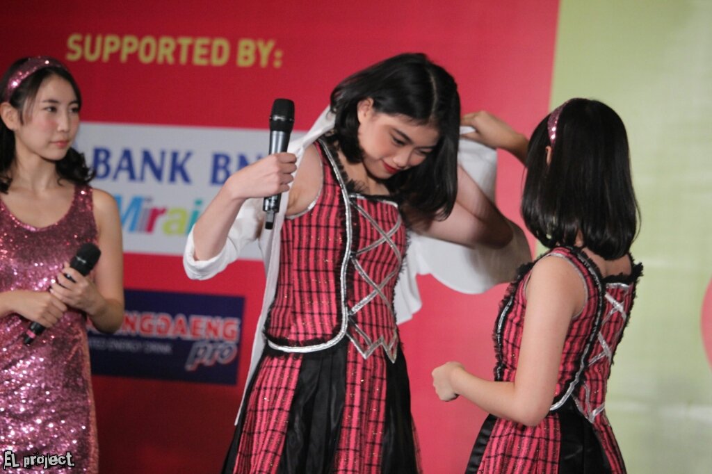 fariizmulthazam's tweet photo. Moment serah terima Lead Guitar JKT48Band dari @dhikeJKT48 ke @M_DesyJKT48 #DhikeJKT48LastShow #TerimaKasihDhike 😢 https://t.co/7Nlrfp9PRE
