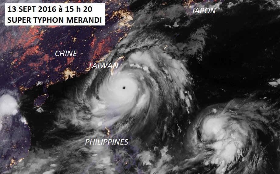 Meteovilles's tweet photo. Super #Typhon #Merandi aux portes de #Taïwan où la nuit est tombée - Animation : https://t.co/OJWPHQkLSx (#typhoon) https://t.co/fbWaWv1bus