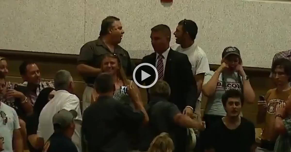 TheReporterUSA's tweet photo. WATCH: Ticked Off Trump Supporter Gives Protesters Something To Remember https://t.co/WIpWOsM8YU https://t.co/ErCPeuwHt8