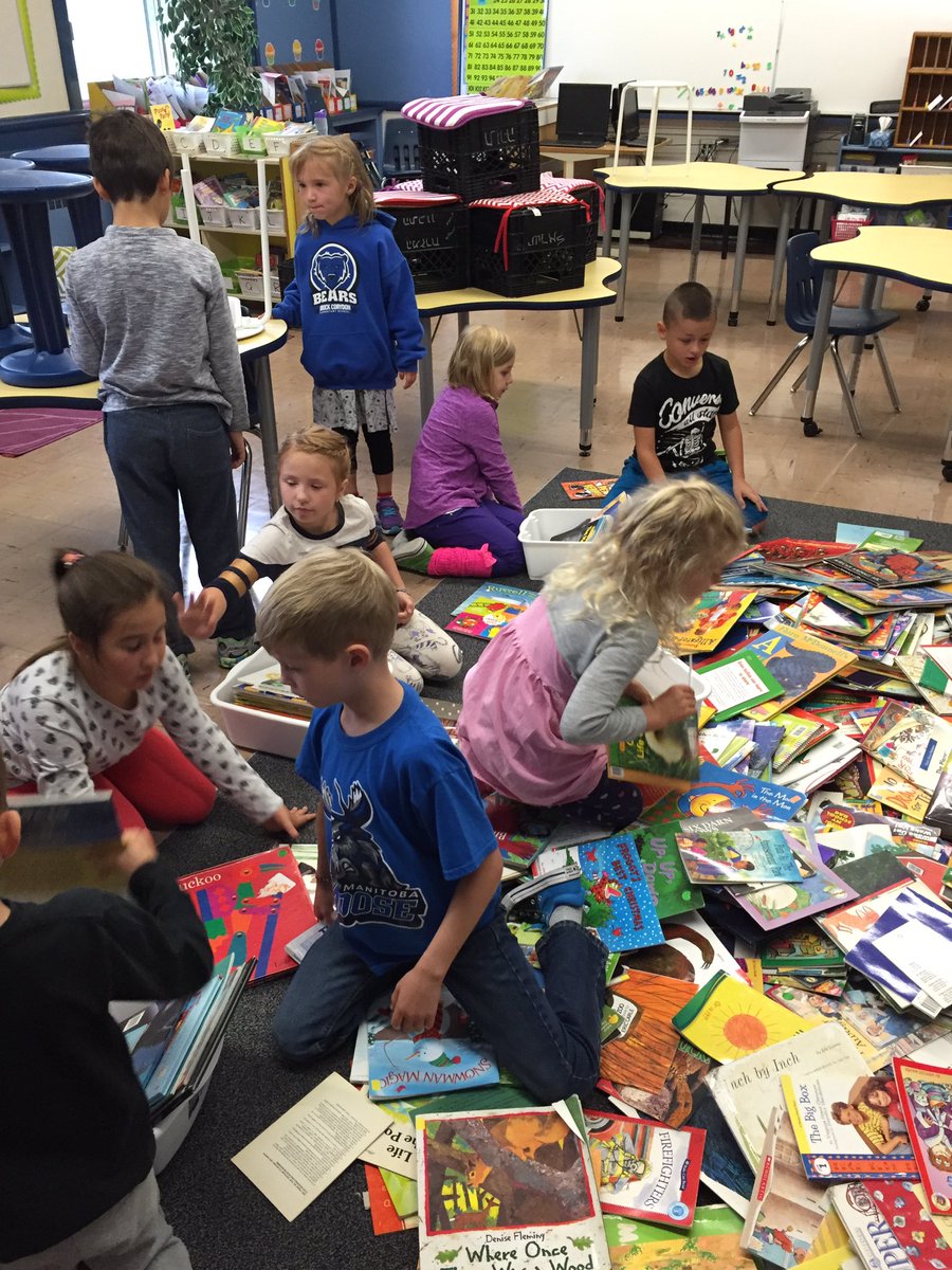 mrsKroom8's tweet image. Sorting and organizing our classroom  library! #firstchat #secondchat  #BRClearns #Rm8