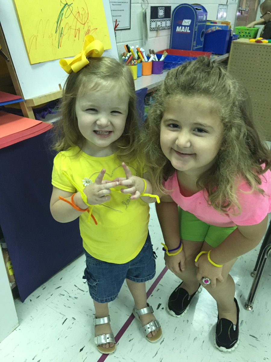 emmaroo2414's tweet photo. Making bracelets with our friends! 💕👜💍 #alexhadtohaveone #becauseemmahad3 @Ms_LesleysClass @Mntabbert https://t.co/34qXQnQuor