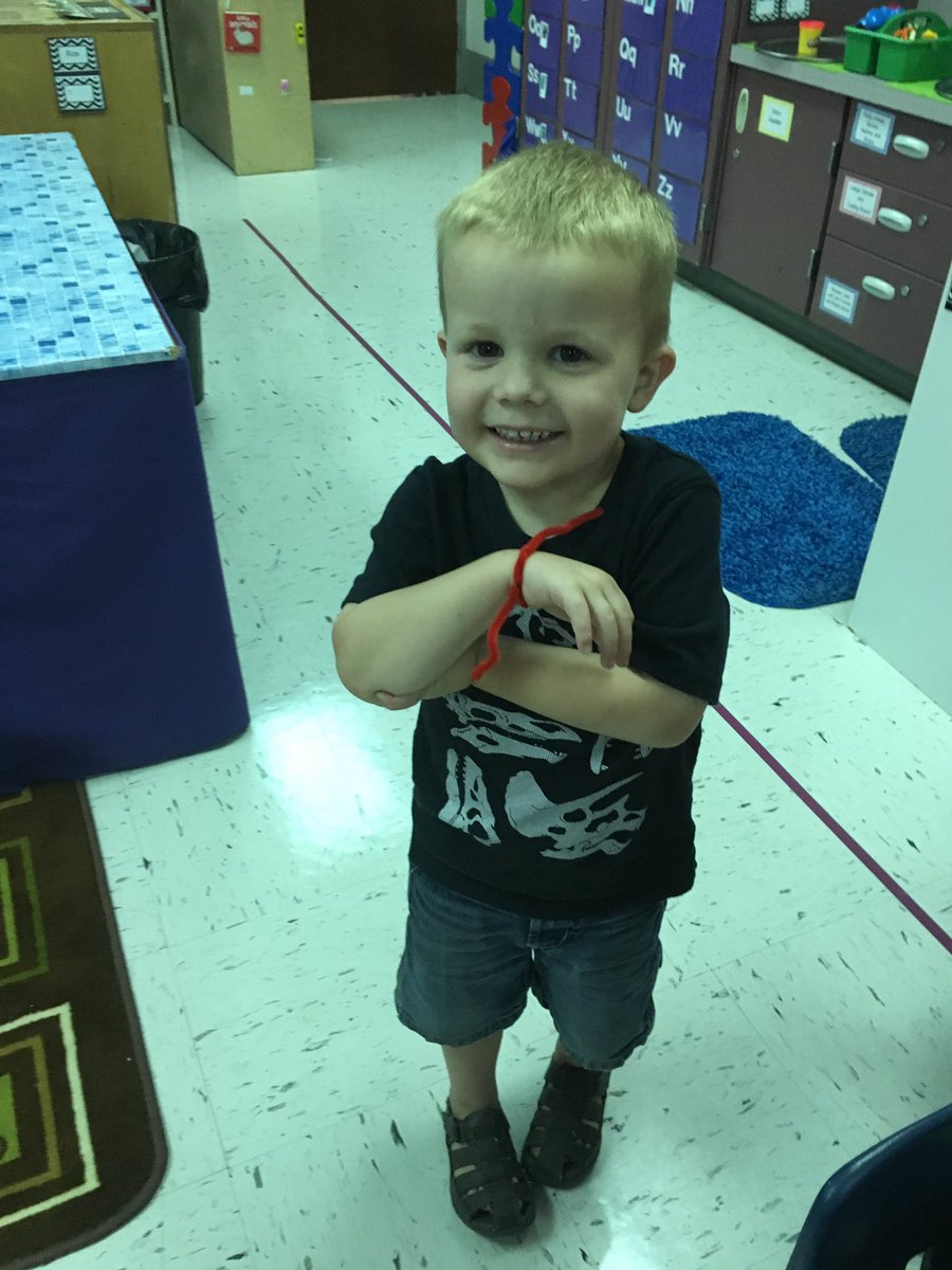 emmaroo2414's tweet photo. Making bracelets with our friends! 💕👜💍 #alexhadtohaveone #becauseemmahad3 @Ms_LesleysClass @Mntabbert https://t.co/34qXQnQuor
