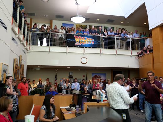 Salem_Statesman's tweet image. .@Oregon_Lottery opens 20-year-old time capsule from headquarters building dedication 
stjr.nl/2czKY2u